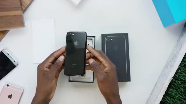 iPhone 7 Unboxing: Jet Black vs Matte Black!
